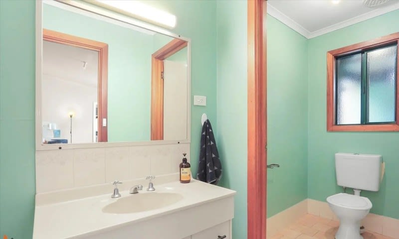 Freehold Takeaway & 3BR residence & 1 BR unit in Rosewood NSW Freehold Takeaway & 3BR residence & 1 BR unit in Rosewood NSW