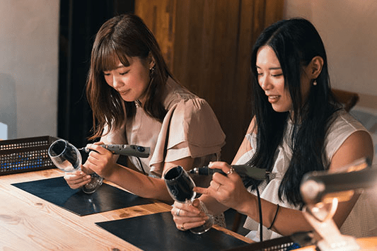Enjoy "Wine Glass Engraving Experience" at Akafuku Wine Cellar where you can create your own wine glass!