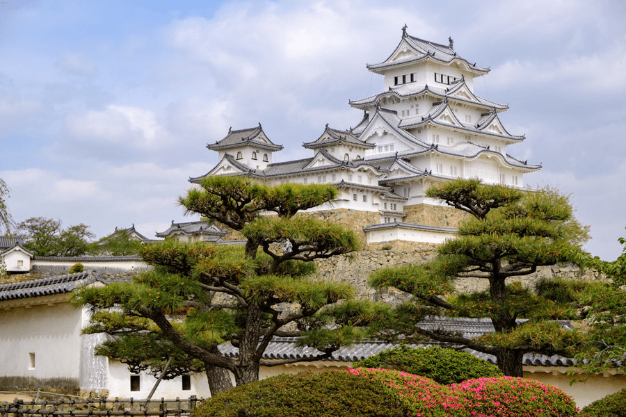Explore "Himeji Castle," a World Heritage Site and Designated National Treasure