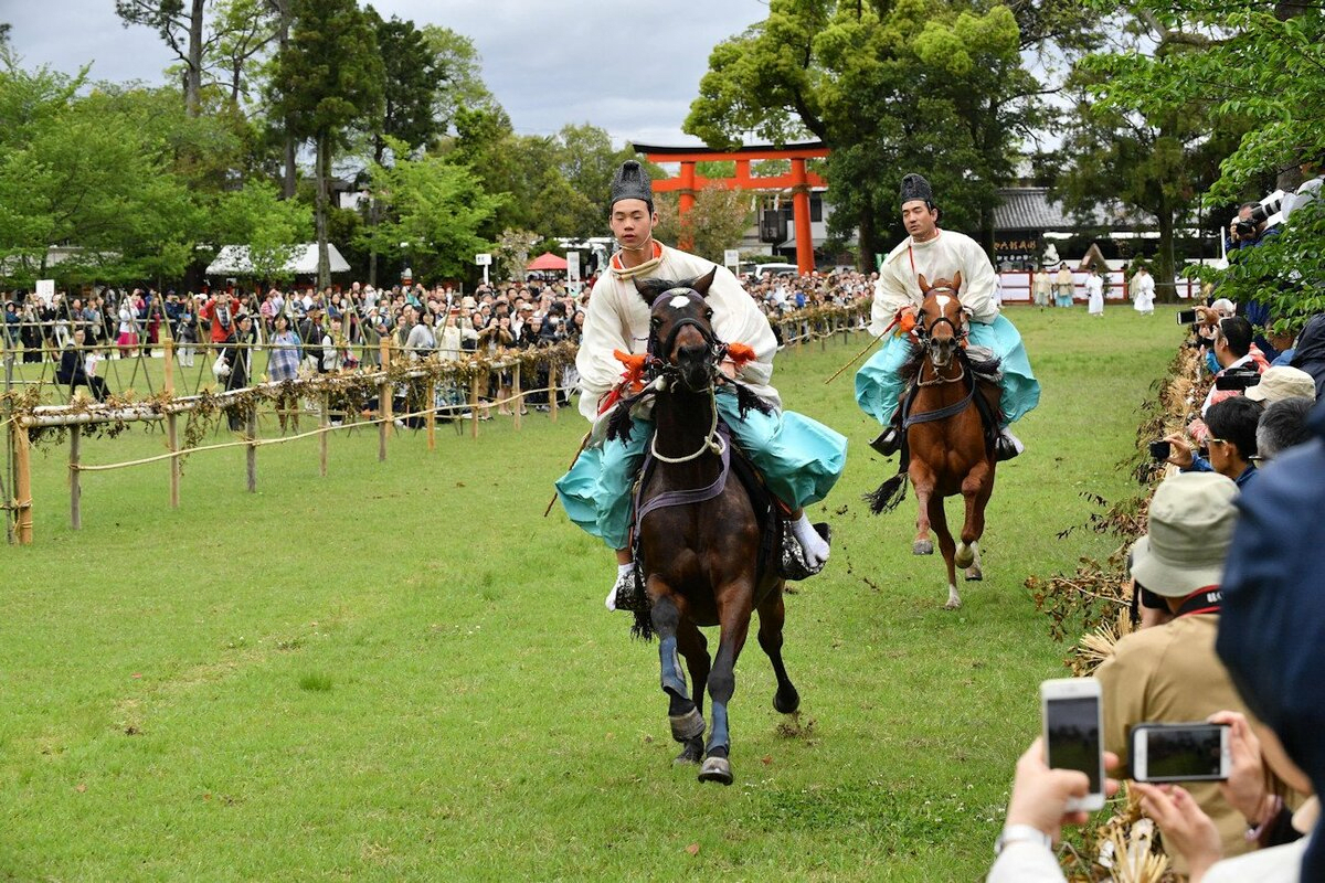 Kamo Horse Racing Ceremony (Kamo Kurabeuma Ashizoroeshiki)