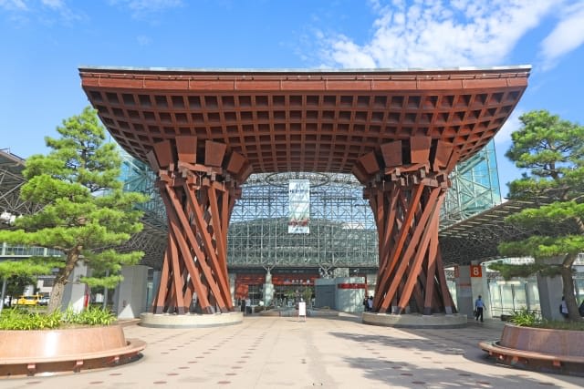 Why is the Kanazawa to Shirakawa-go route so popular?