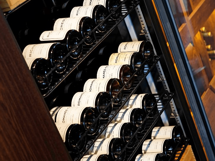 Over 150 wine and alcohol brands from across the nation are available, with many local Yamanashi wines in stock