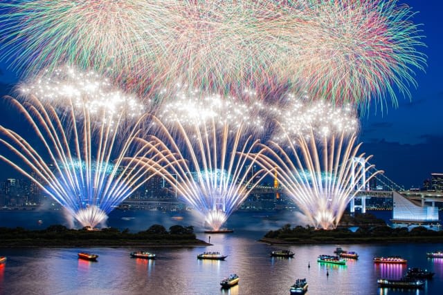 Dynamic Fireworks That Appear Even More Beautiful in the Clear Air