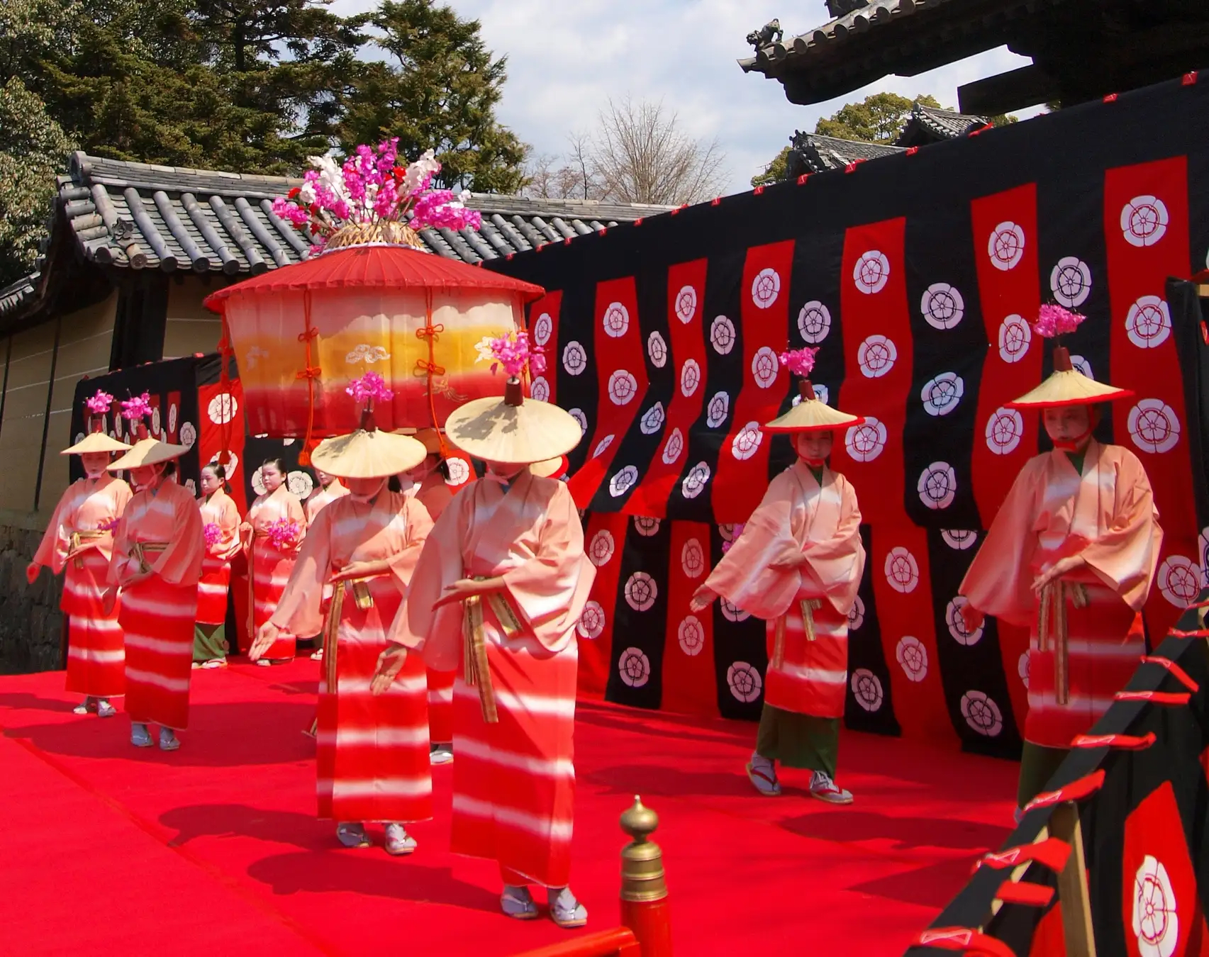 Hanezu Odori and Plum Viewing at Zuishin-in Temple