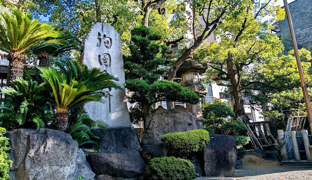 Multiple Auxiliary and Subordinate Shrines Within the Grounds