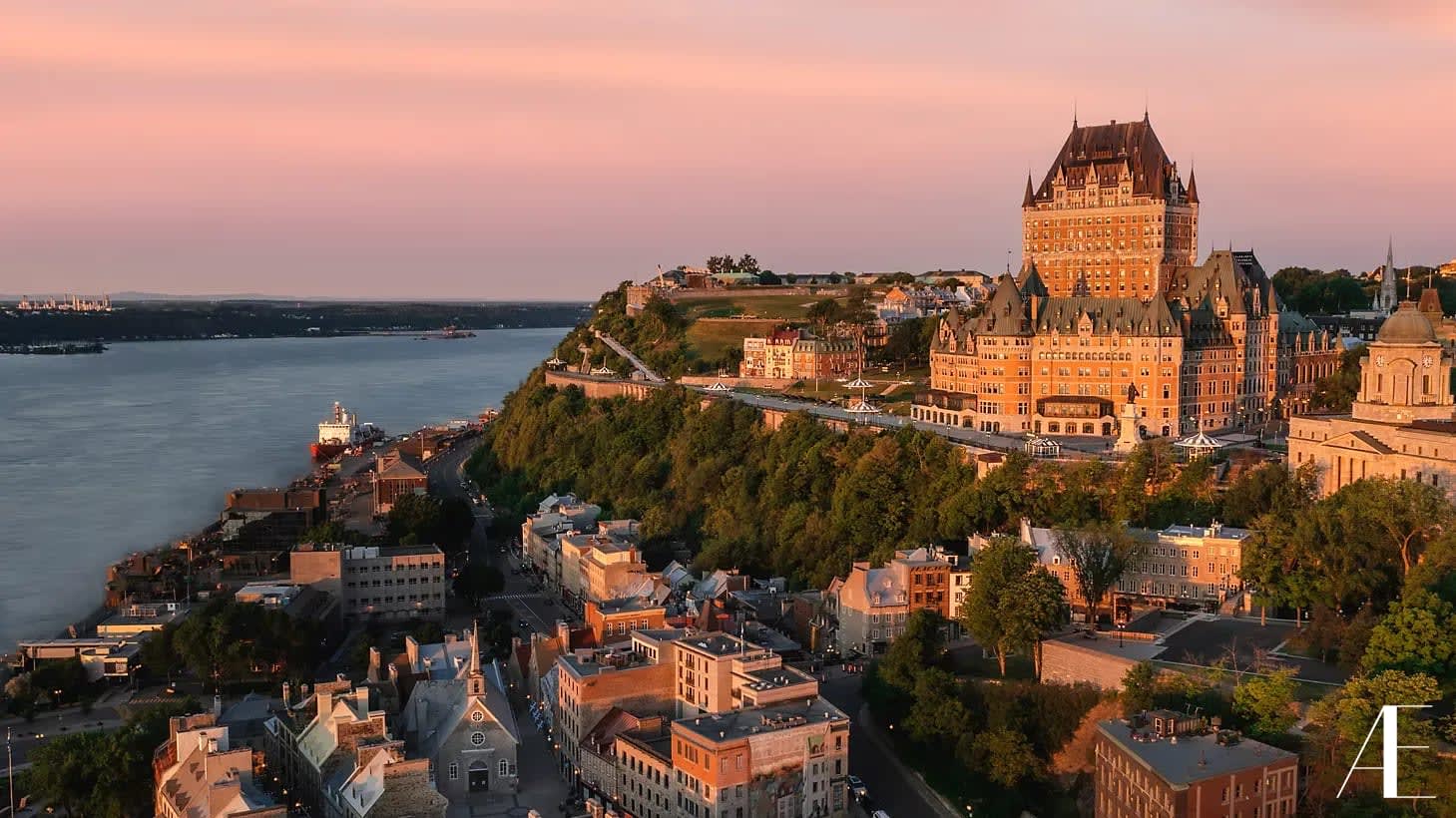 Fairmont Le Château Frontenac : l’hôtel qui domine Québec et le fleuve Saint-Laurent