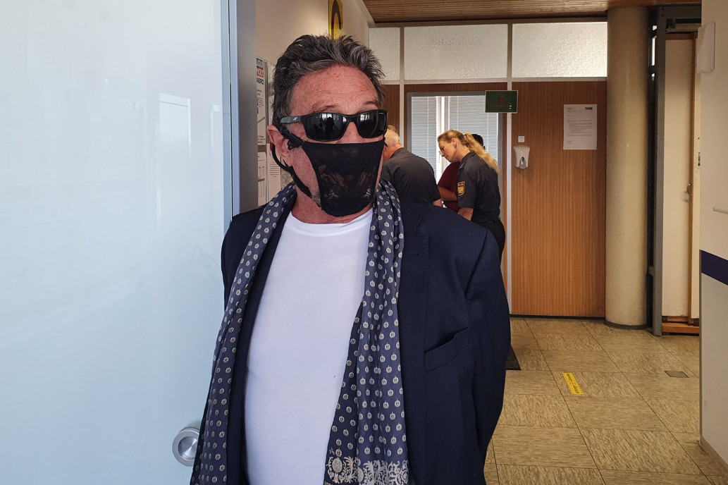 La pazza vita di John McAfee... "Il perizoma è l'unica mascherina che ho" (parte 3)