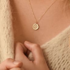 Kulta 9ct Gold Wanderlust Compass Pendant Necklace: Makes for a wonderful gift or the perfect traveling companion.