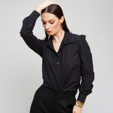 Valkoinen The Sheer Shirt: A classic shirt is a timeless and essential piece on the modern women’s wardrobe.