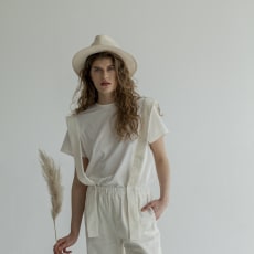 White T-SHIRT BASIC: Basic white t-shirt made of high quality cotton.
