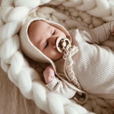 Valkoinen ONNI Baby Nest: Luxurious Merino Wool Baby Nest