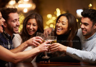 Freunde trinken alkohol in bar fotolia monkey businesstszxa5