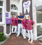 Zahnteam pelkum   zahnarzt hamm   christian nehlmeyer team vor der praxisbg8gih