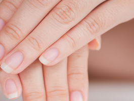 Nahaufnahme gepflegter Fingernägel mit glatter Nageloberfläche und gesunder Nagelhaut – Symbolbild für Nagelgesundheit, richtige Pflege und Prävention bei spröden Nägeln.