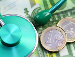Stethoskop liegt auf Euro-Scheinen und Münzen – Symbolbild für Steuern, Abrechnung und finanzielle Themen in Arztpraxen und im Gesundheitswesen.