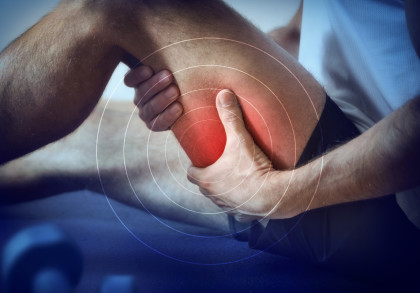 Hamstring Verletzung. Oberschenkel in Nahaufnahme mit roten Schmerzpunkt