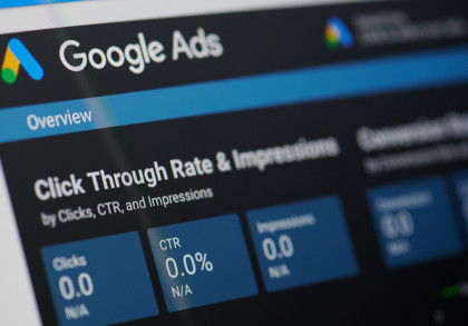 Browserfenster mit geöffnetem Google Ads sowie einigen Kennzahlen einer Kampagne.