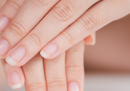 Nahaufnahme gepflegter Fingernägel mit glatter Nageloberfläche und gesunder Nagelhaut – Symbolbild für Nagelgesundheit, richtige Pflege und Prävention bei spröden Nägeln.
