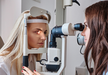 Augenärztliche Untersuchung mit Spaltlampe: Ärztin kontrolliert die Augen einer Patientin zur Diagnose und Vorsorge im Rahmen moderner Augenheilkunde.
