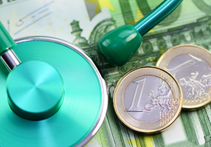 Stethoskop liegt auf Euro-Scheinen und Münzen – Symbolbild für Steuern, Abrechnung und finanzielle Themen in Arztpraxen und im Gesundheitswesen.