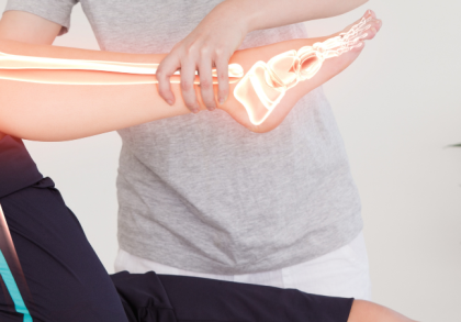 Physiotherapeut bewegt das angewinkelte Bein einer Patientin während einer Krankengymnastik-Behandlung; grafische Darstellung von Knochen und Gelenken verdeutlicht den Bewegungsapparat und die Wirkung der Therapie.