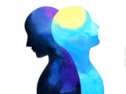 Zwei überlappende Silhouetten von Personen, gemalt in leuchtenden Blau- und Violetttönen. Die linke Figur zeigt ein nachdenkliches Profil, während die rechte Figur ein aufgerichtetes Gesicht mit einem hellen gelben Bereich über dem Kopf darstellt.