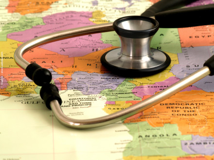 Ein Stethoskop liegt auf einer Karte Afrikas, die Länder wie Nigeria, Niger, Kamerun und Zentralafrikanische Republik zeigt. Das Bild symbolisiert das Thema der globalen Gesundheitsversorgung und medizinischen Herausforderungen in Afrika.