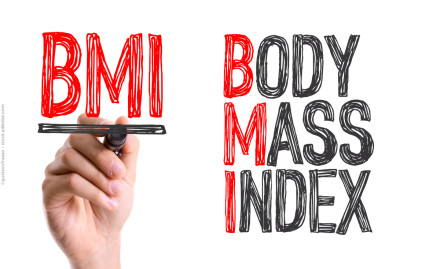 Ein Bild zeigt eine Hand, die mit einem schwarzen Marker das Akronym "BMI" schreibt. Rechts daneben stehen die Wörter "BODY MASS INDEX", wobei die Anfangsbuchstaben "B", "M" und "I" rot markiert sind.