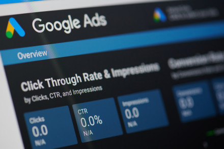 Browserfenster mit geöffnetem Google Ads sowie einigen Kennzahlen einer Kampagne.