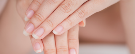 Nahaufnahme gepflegter Fingernägel mit glatter Nageloberfläche und gesunder Nagelhaut – Symbolbild für Nagelgesundheit, richtige Pflege und Prävention bei spröden Nägeln.
