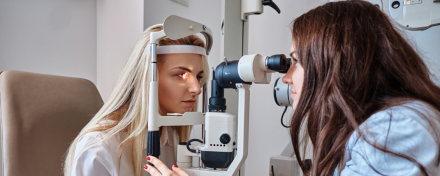 Augenärztliche Untersuchung mit Spaltlampe: Ärztin kontrolliert die Augen einer Patientin zur Diagnose und Vorsorge im Rahmen moderner Augenheilkunde.