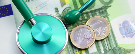 Stethoskop liegt auf Euro-Scheinen und Münzen – Symbolbild für Steuern, Abrechnung und finanzielle Themen in Arztpraxen und im Gesundheitswesen.
