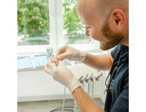 Zahnaerzte in pforzheim wkf130 zahnarzt mit zahnmodellqcjpsw