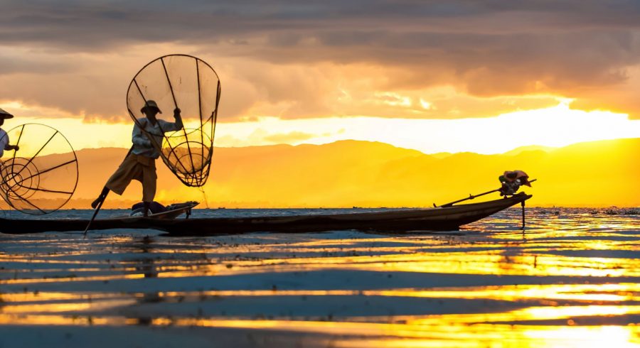 Fischer bei Sonnenaufgang in Myanmar