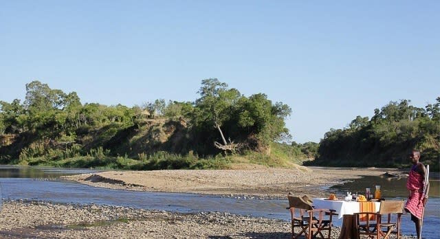 Frühstück am Fluss in Kenia
