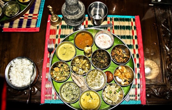 Auswahl verschiedener Gerichte, die beim Kerala Erntedankfest serviert werden