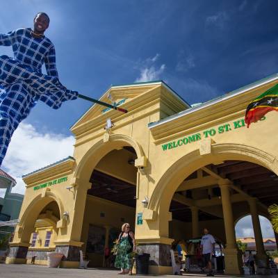 Shopping and street performers