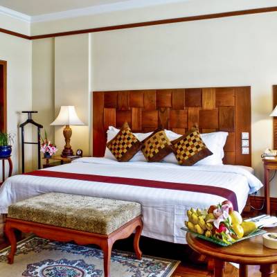 a bedroom with a bed in a hotel room
