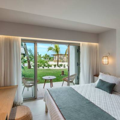 a bedroom with a bed in a hotel room