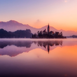 Bleder See mit Bleeder Schloss bei Sonnenaufgang