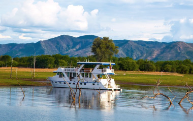 Lake Matusadona Hausboot