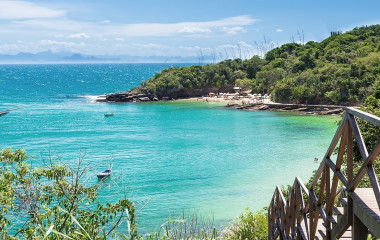 Paradiesischer Sandstrand Buzios mit Booten bei Rio de Janeiro in Brasilien
