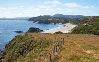 Ursprüngliche Küstenlandschaft mit Strand und Gebirge auf der Isla Grande de Chiloé, Chile