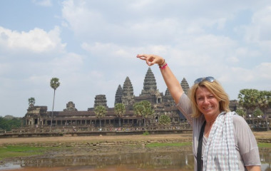 Touristin posiert vor Angor Wat, Kambodscha