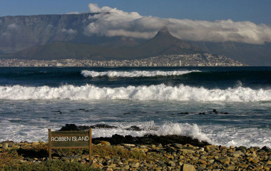 Blick von Robben Island auf Kapstadt und den mit Wolken verhangenen Tafelberg, Südafrika