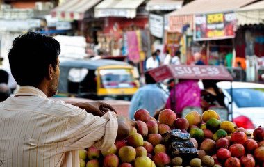 Verkäufer an Straßenstand in Delhi, Indien