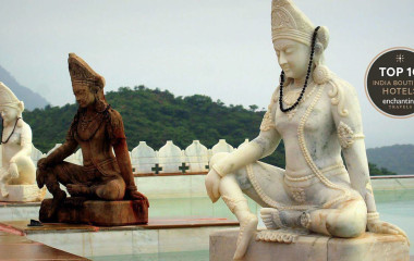 Drei Buddha-Statuen am Pool des Hotels Fateh Garh Udaipur in Rajasthan, Indien