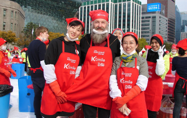 Gruppe von Menschen mit Kochschürzen auf einem Kochfestival in Seoul, Südkorea