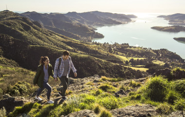 Paar wandert vor traumhafter Landschaft, Port Hills, Christchurch, Neuseeland
