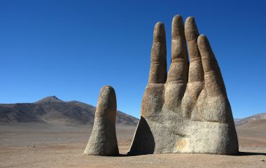 Sicherheit in Chile - bei uns sind sie in den besten Händen. Zu sehen: Skulptur in der Atacama Wüste
